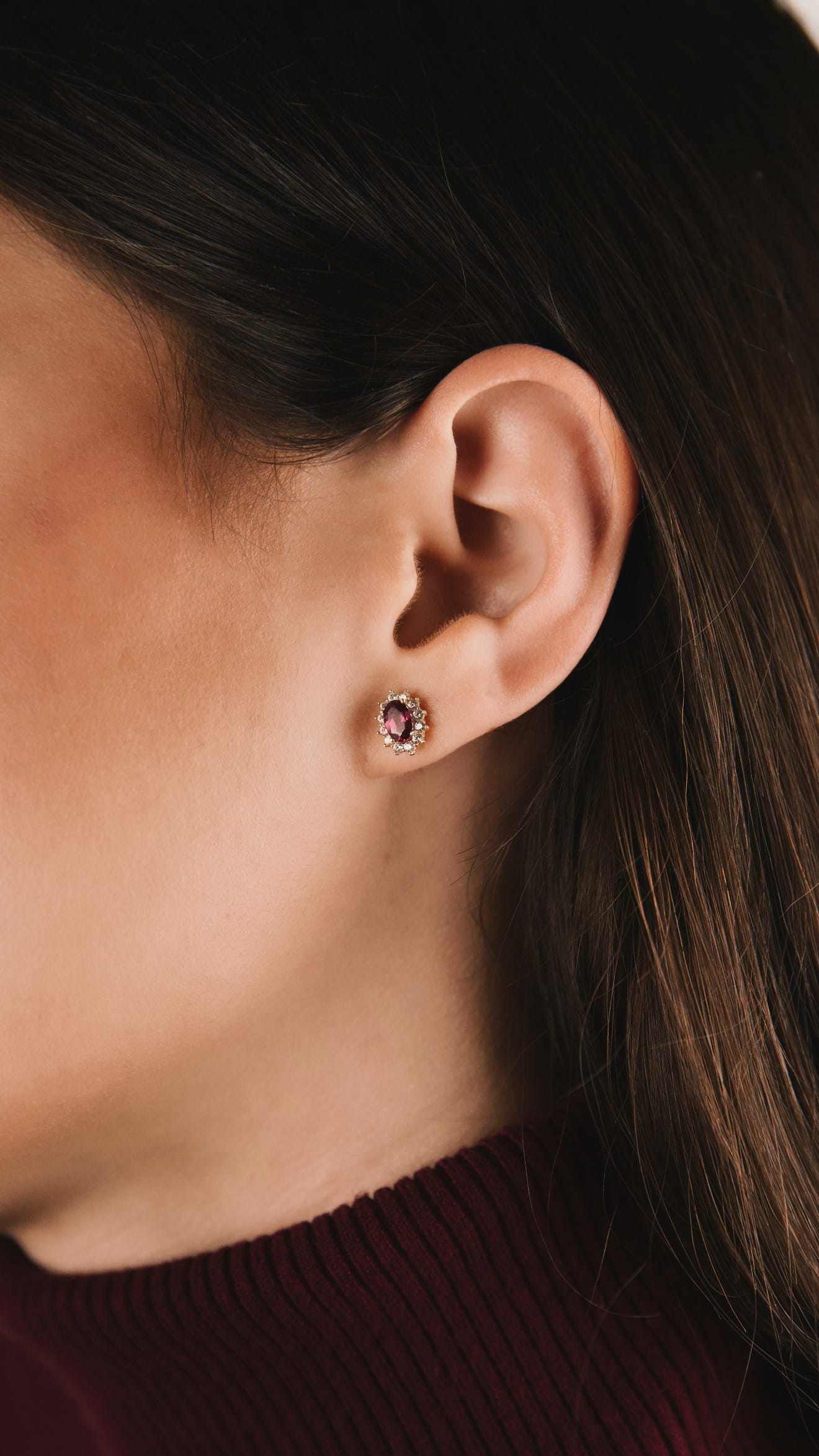 Pendientes en oro amarillo de 18 Quilates, engastado en rodolita talla oval de 6x4 milímetros.