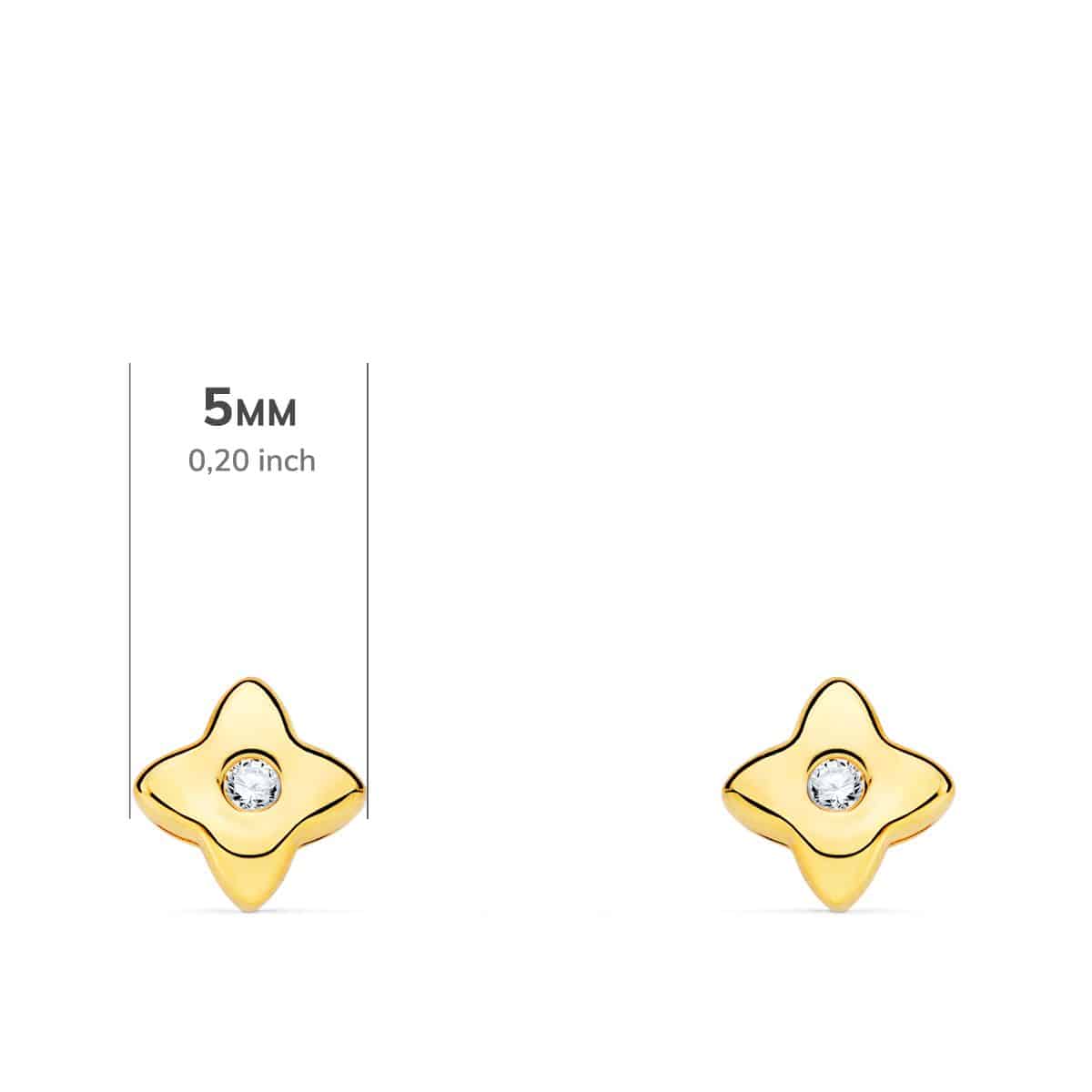 Pendientes con cierre de presión fabricados en oro amarillo de 18 quilates. Estrella de cuatro puntas con una medida de 5x5mm, engastada con diamante de 1,5mm de diámetro.